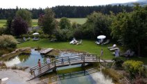 Heerlijk relaxen en/of zwemmen in de tuin van Hotel Weiss