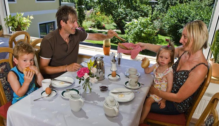 Met het gezin aan het ontbijt bij Hotel Weiss