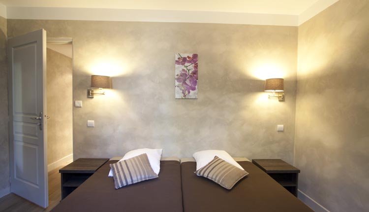 De tweepersoonskamers "Fleuri" in Hotel La Residence zijn comfortabel