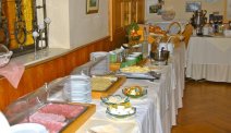 Start de dag met een heerlijk ontbijtbuffet bij Hotel Velden Bacherlwirt