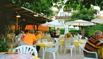 Strijk heerlijk neer op het terras van Hotel Velden Bacherlwirt