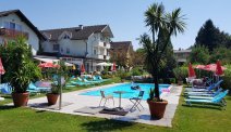 Hotel Villa Flora - zwembad met heerlijke ligstoelen