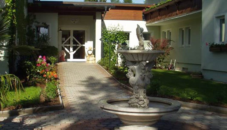 De entree van Hotel Villa Flora