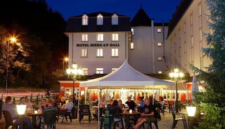Het sfeervolle terras bij Hotel Belle Vue in Vianden