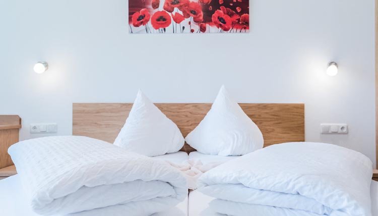 De tweepersoonskamer Komfort in Gasthof Venedigerblick is van alle gemakken voorzien