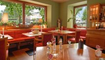 Het is gezellig zitten in het restaurant van Hotel Goldenes Schiff