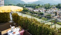 Hotel Goldenes Schiff biedt een prachtig uitzicht over de rivier de Traun