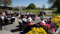 Het gezellige terras van Hotel Benniksgaard