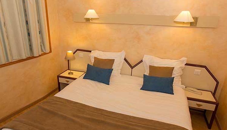 De tweepersoonskamers van Bahia Hotel zijn comfortabel en sfeervol ingericht