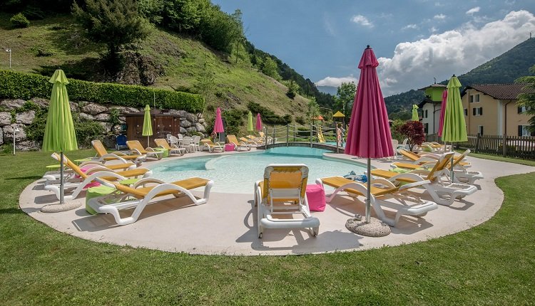 Het zwembad van het hotel met terras