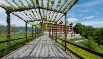 Via de pergola loopt u van het Gasthaus naar het Jugendstil Hotel