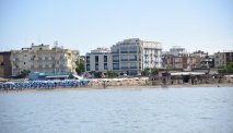 Het hotel is gelegen aan de Adriatische Zee