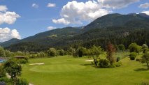 De golfbaan voor de deur van Hotel Berghof