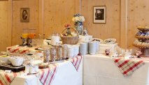 Een uitgebreid ontbijtbuffet staat iedere ochtend klaar