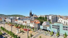 Clermont Ferrand place de Jaude ©J.Damase Auvergne-Rhone-Alpes Tourisme.